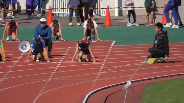 ６年女子１００ｍ走の様子