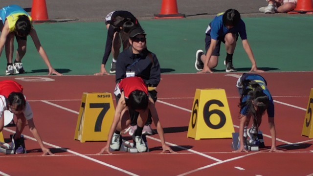 ５年生女子１００ｍ走第３組の様子