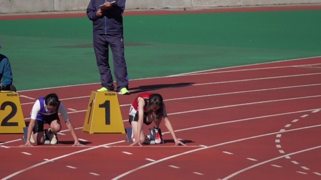 ５年生女子１００ｍ走第６組の様子