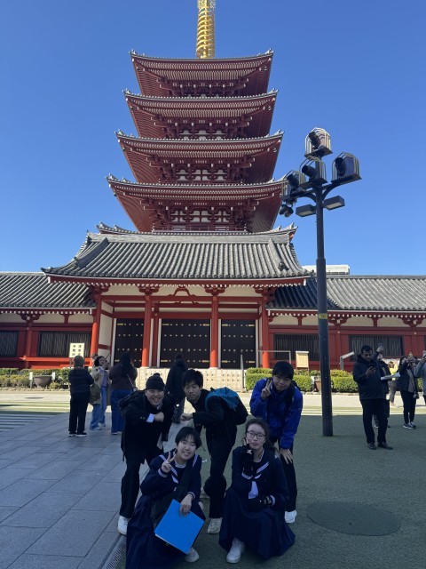 浅草寺五重塔で記念撮影です。