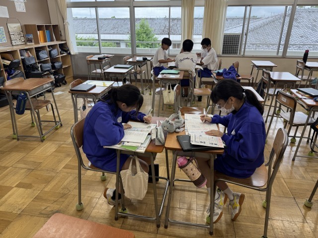 ②静かにグループで学習する